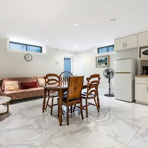 Modern Retreat Near Vancouver's Attractions Holiday home Vancouver